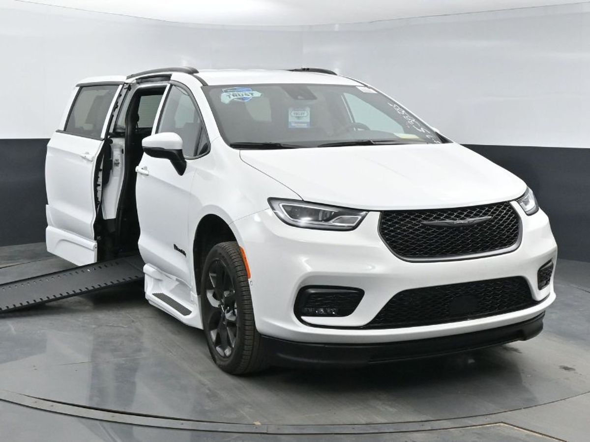 White Chrysler Pacifica image number 18