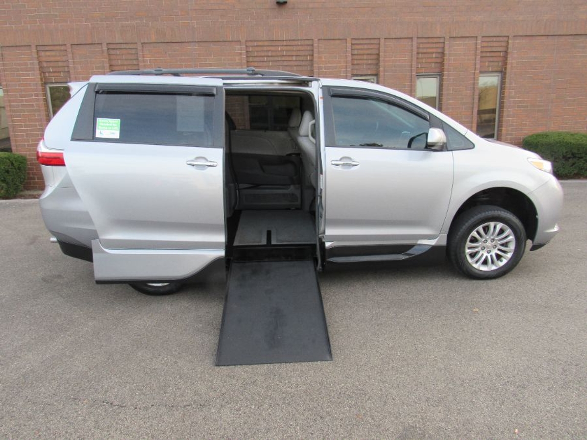 2015 Toyota Sienna XLE's photo
