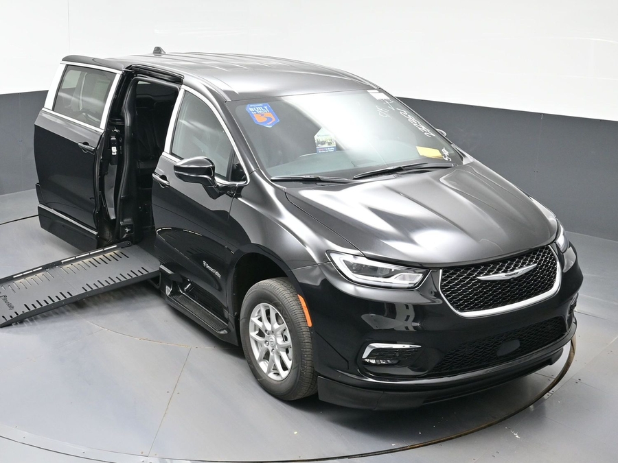 Black Chrysler Pacifica image number 19