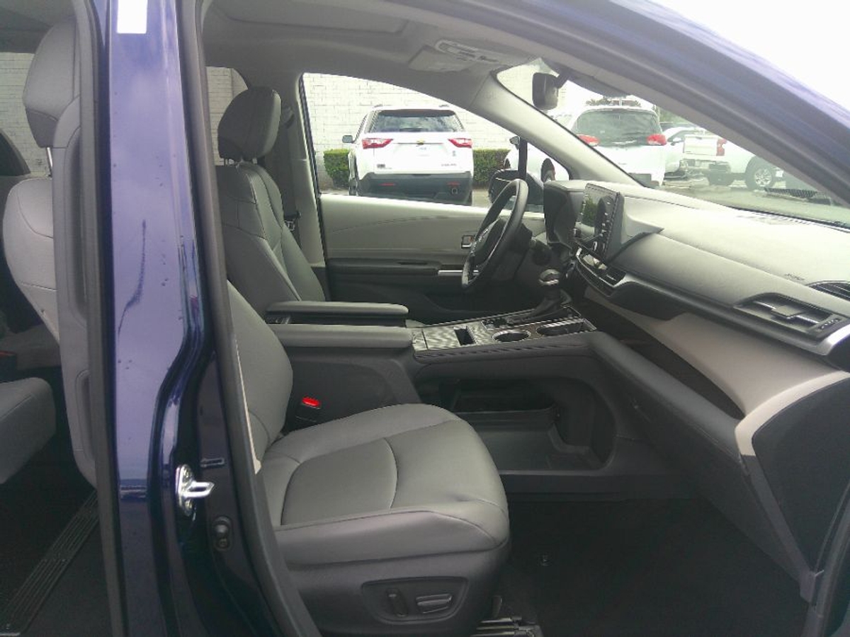 Blue Toyota Sienna image number 14