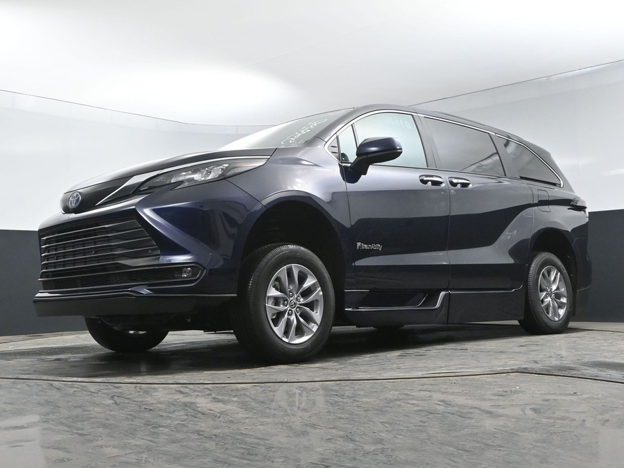 New 2025 Toyota Sienna Hybrid XLE Plus - BraunAbility Side Entry Entry In Floor Automatic Ramp