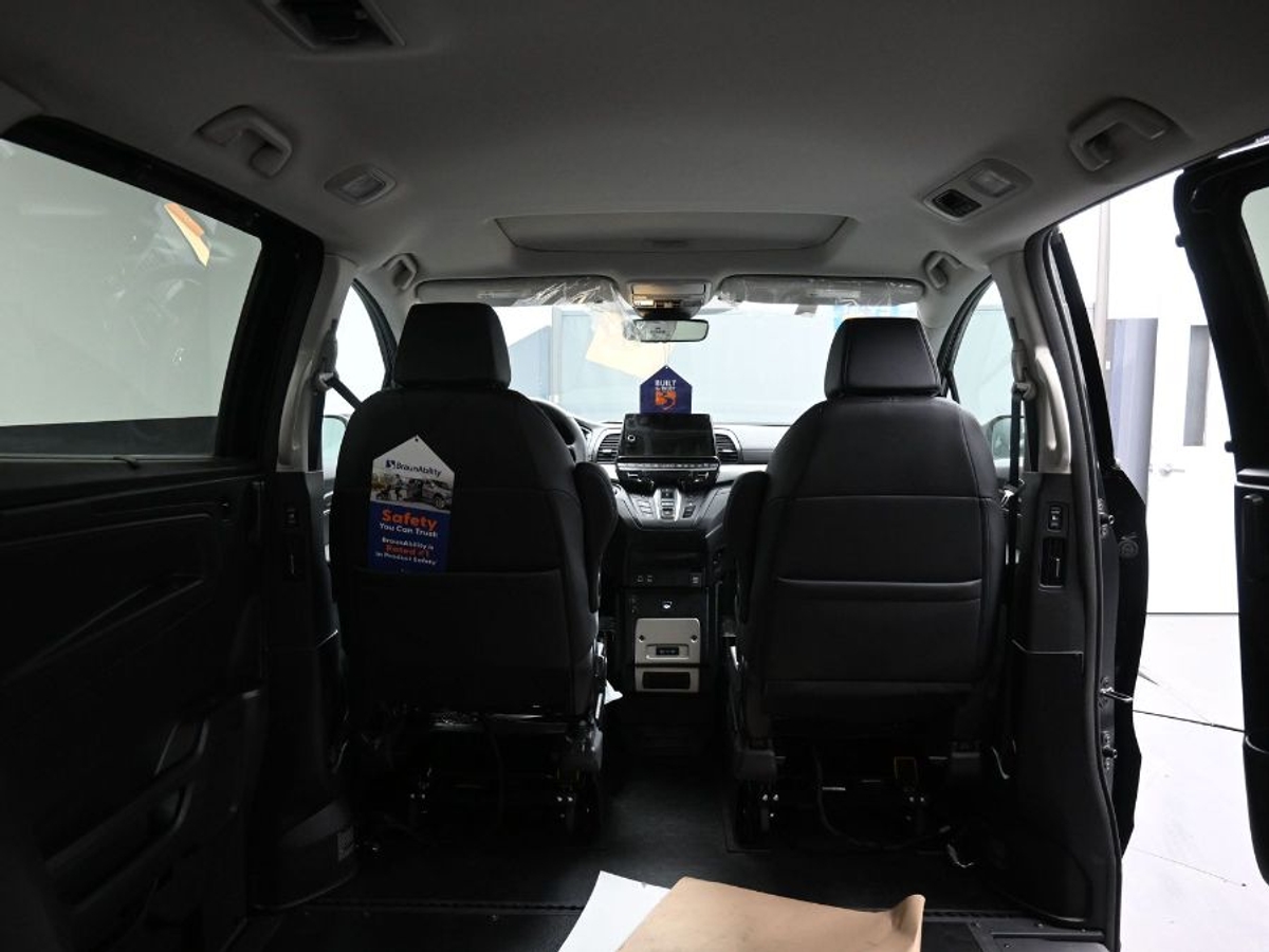 Black Honda Odyssey image number 14
