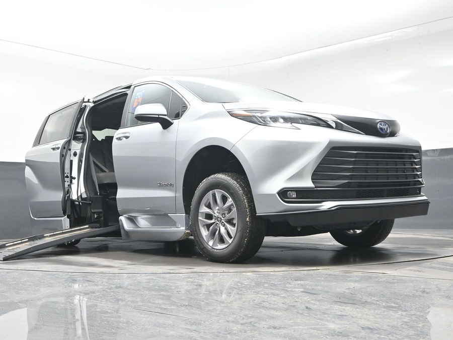 Silver Toyota Sienna image number 23