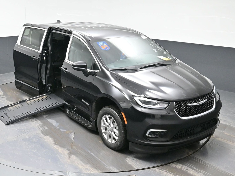 Black Chrysler Pacifica image number 22