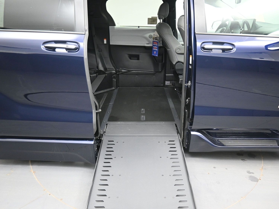 New 2026 Toyota Sienna Hybrid XLE Add - BraunAbility Side Entry Entry In Floor Automatic Ramp