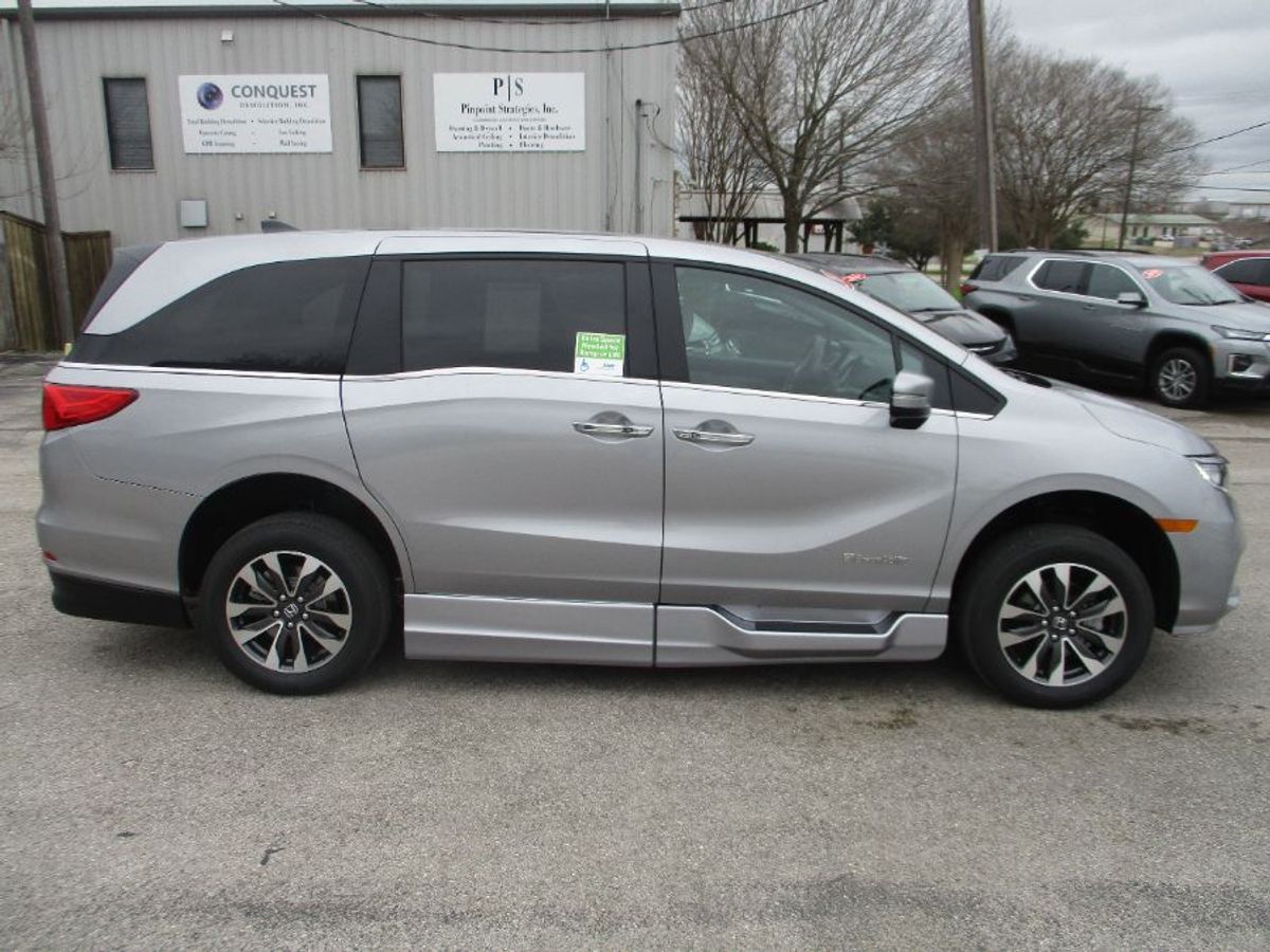 Silver Honda Odyssey image number 8