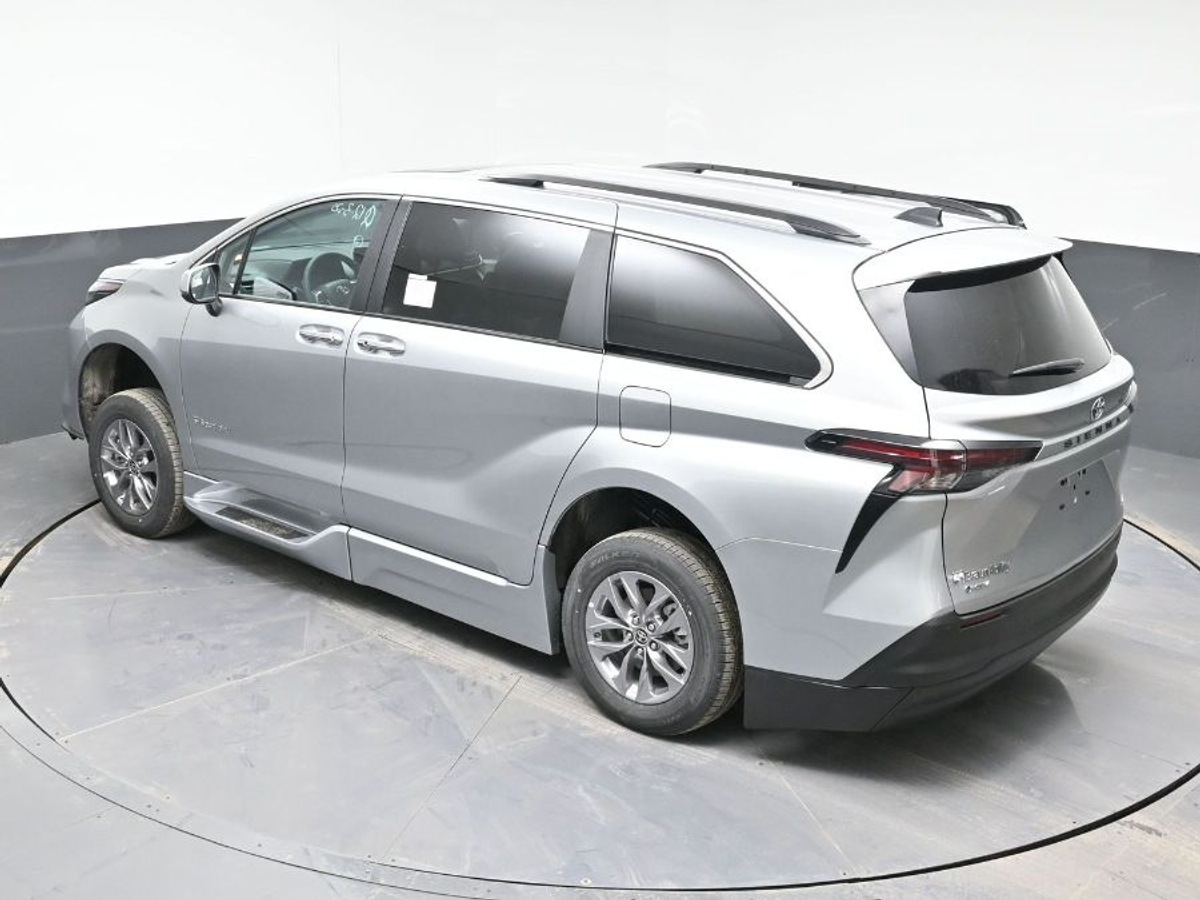 2025 TOYOTA SIENNA - Image 24