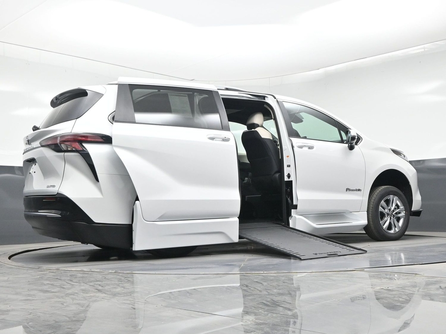 New 2026 Toyota Sienna Hybrid Limited - BraunAbility Side Entry In Floor Automatic Ramp