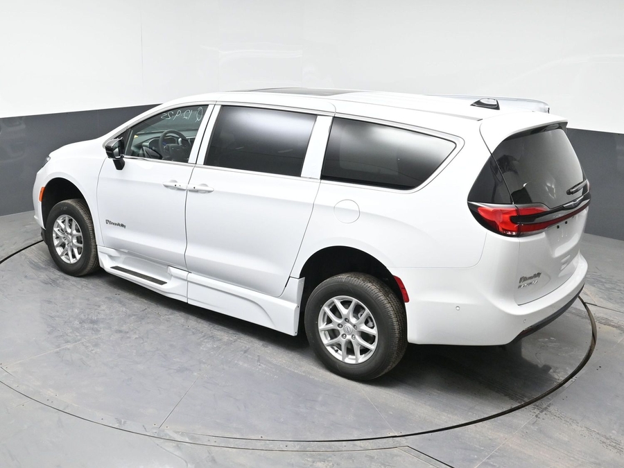 New 2025 Chrysler Pacifica Select Plus - BraunAbility Side Entry Entry In Floor Automatic Ramp