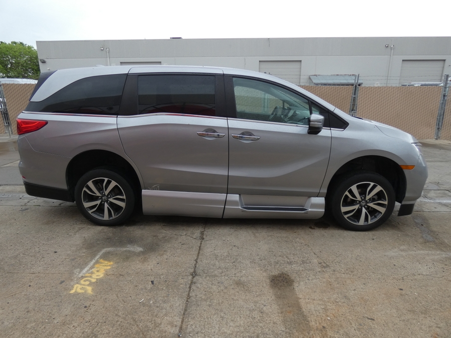Silver Honda Odyssey image number 13