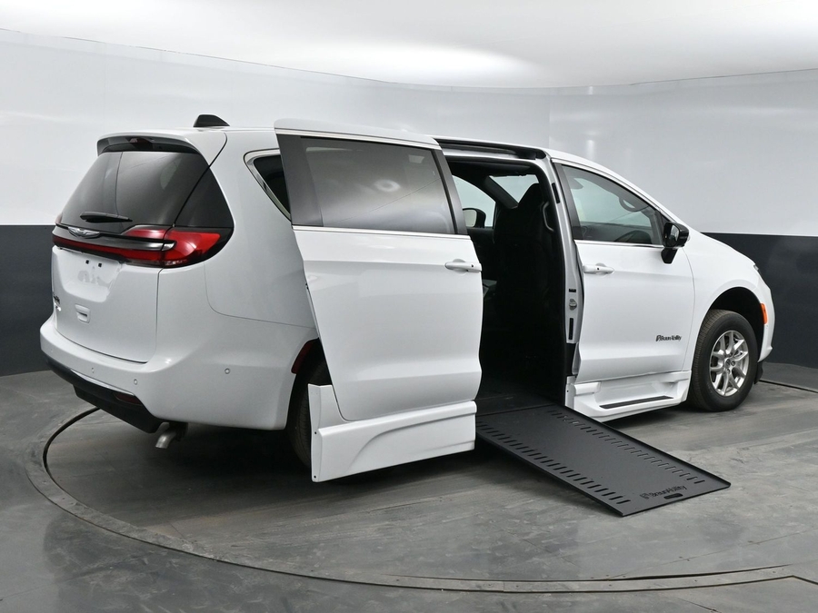 New 2025 Chrysler Pacifica Select Safety - BraunAbility Side Entry Entry In Floor Automatic Ramp