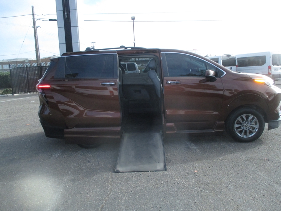 2021 Toyota Sienna XLE - Photo 8