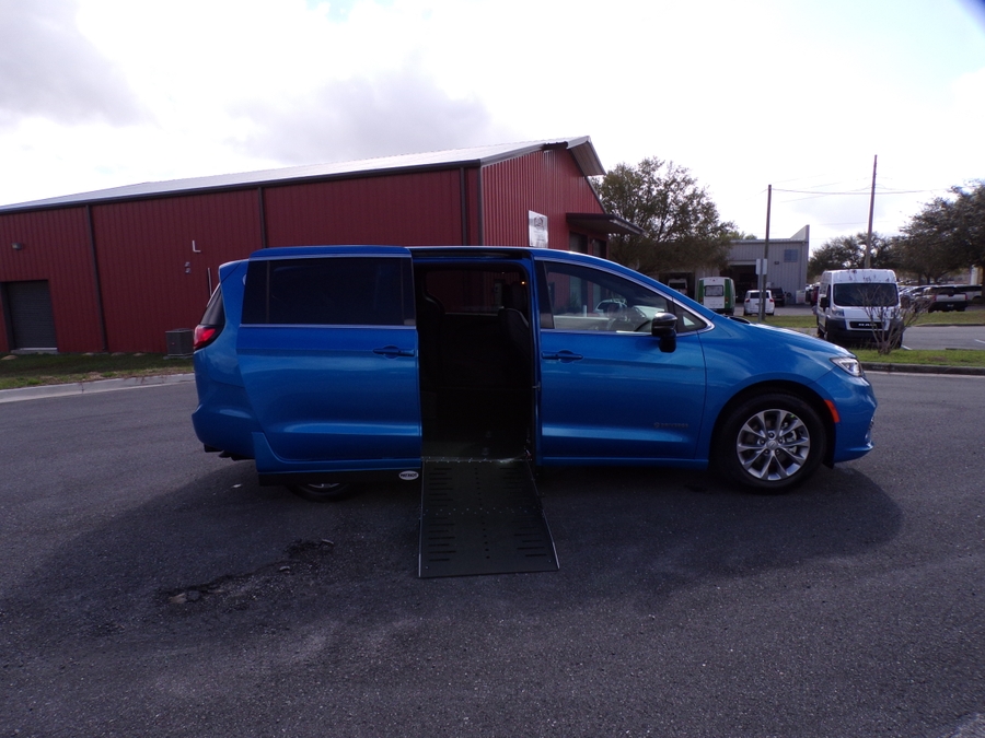 Blue Chrysler Pacifica image number 10