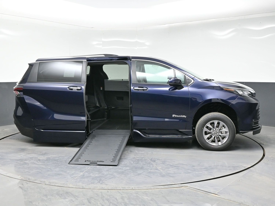 Blue Toyota Sienna image number 9