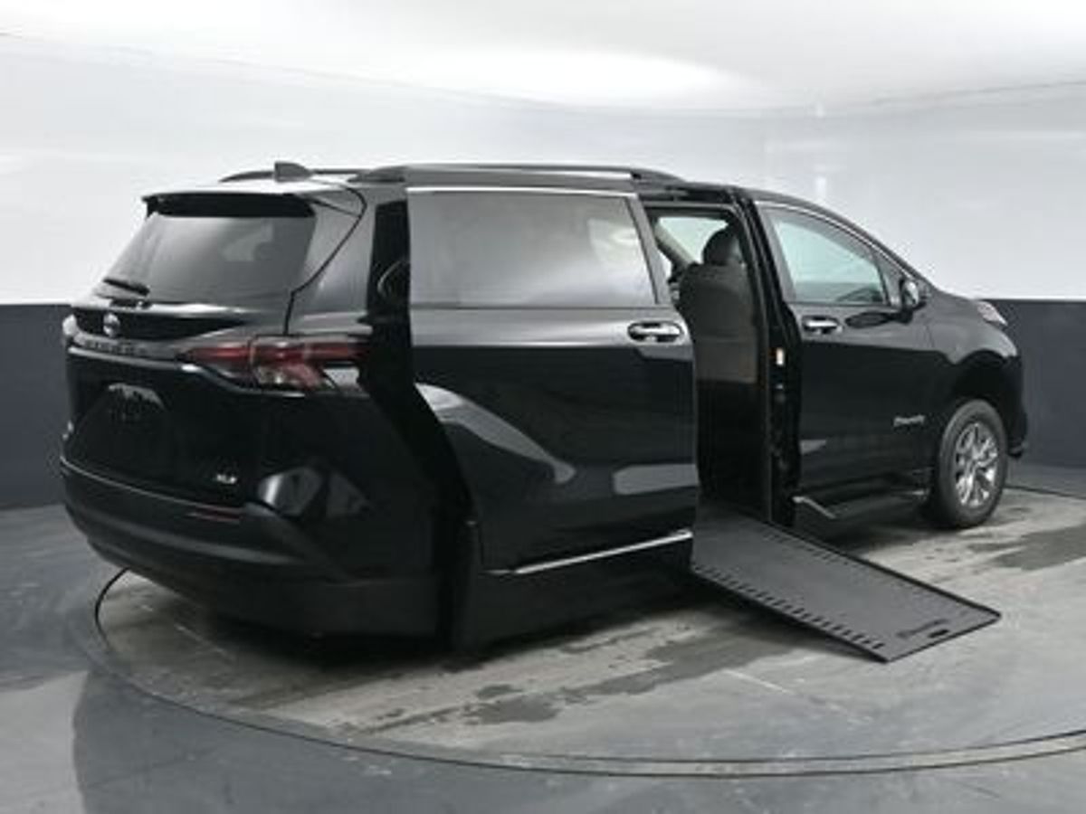 Imagen de la Toyota Sienna negra número 6