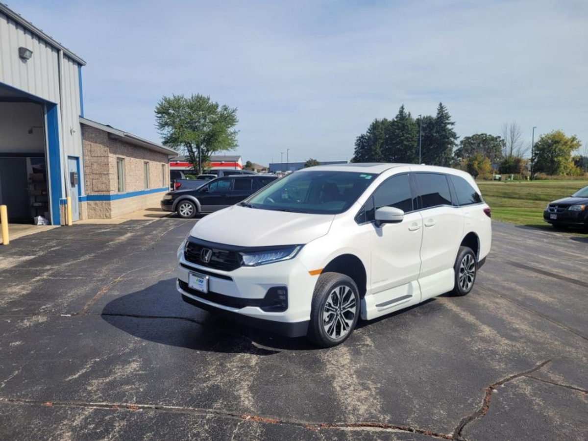 White Honda Odyssey image number 2