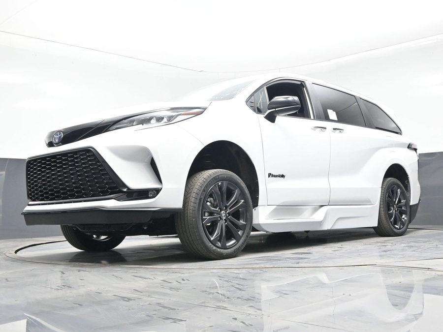 New 2025 Toyota Sienna Hybrid XSE Sport - BraunAbility Side Entry Entry In Floor Automatic Ramp