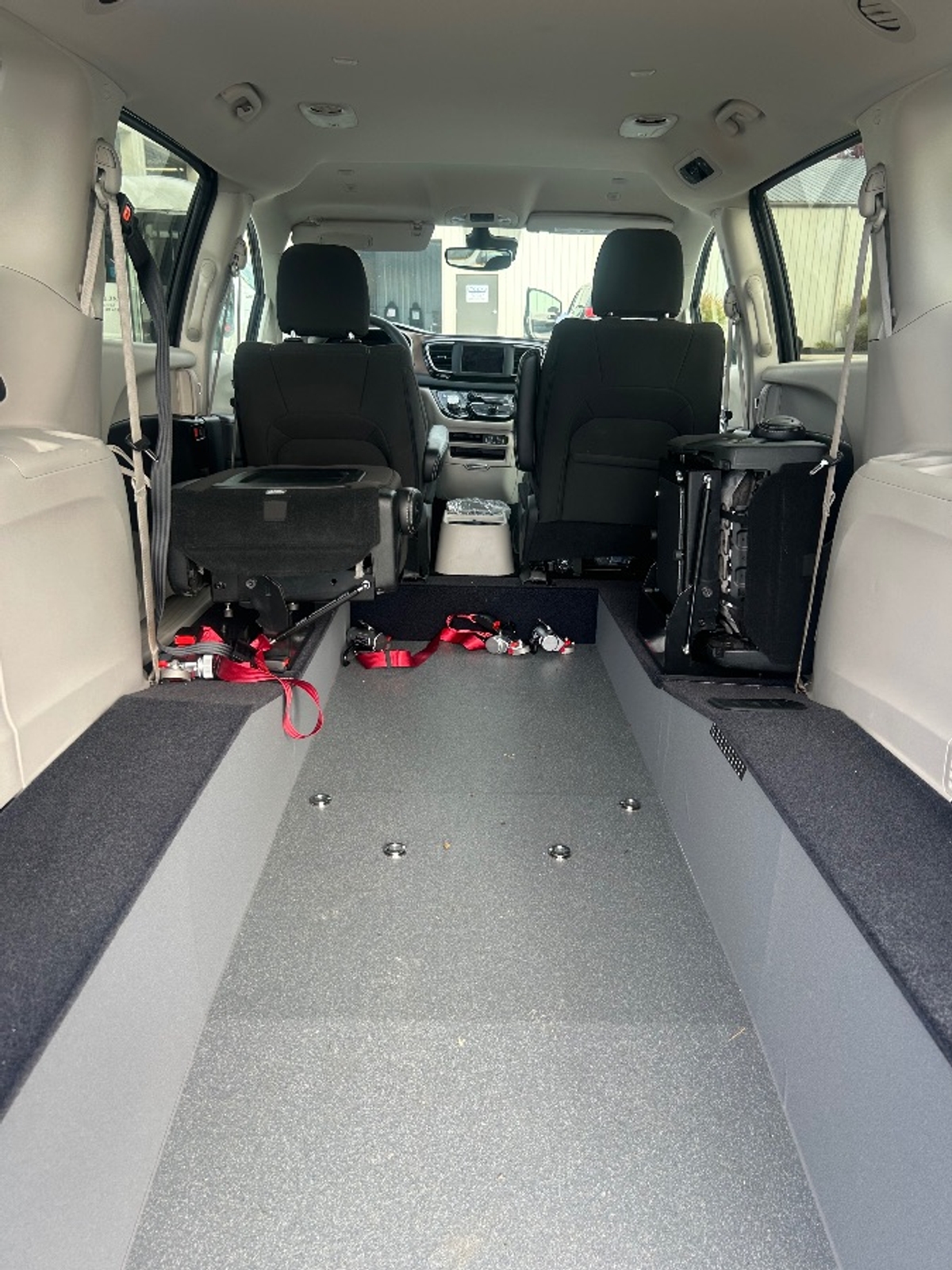 Black Chrysler Voyager image number 9