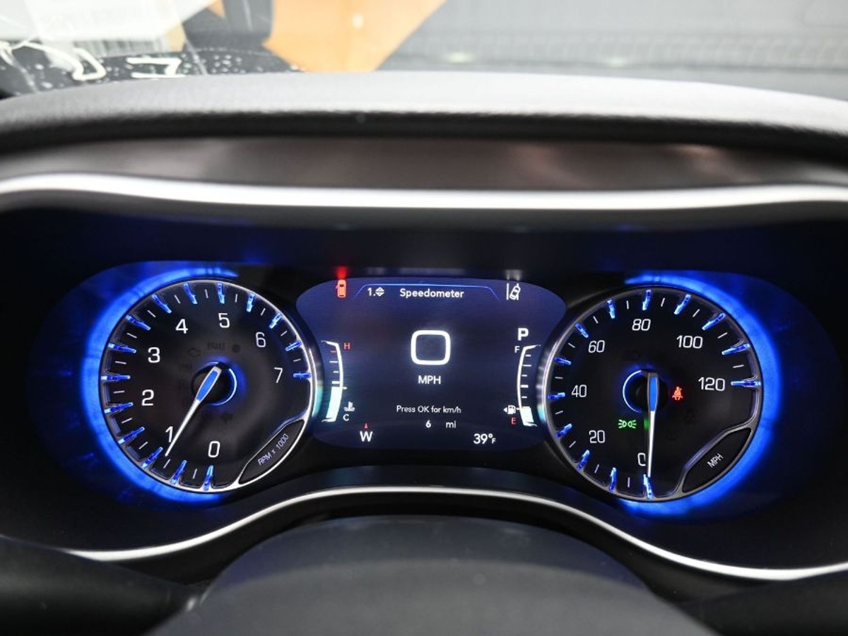 Black Chrysler Pacifica image number 15