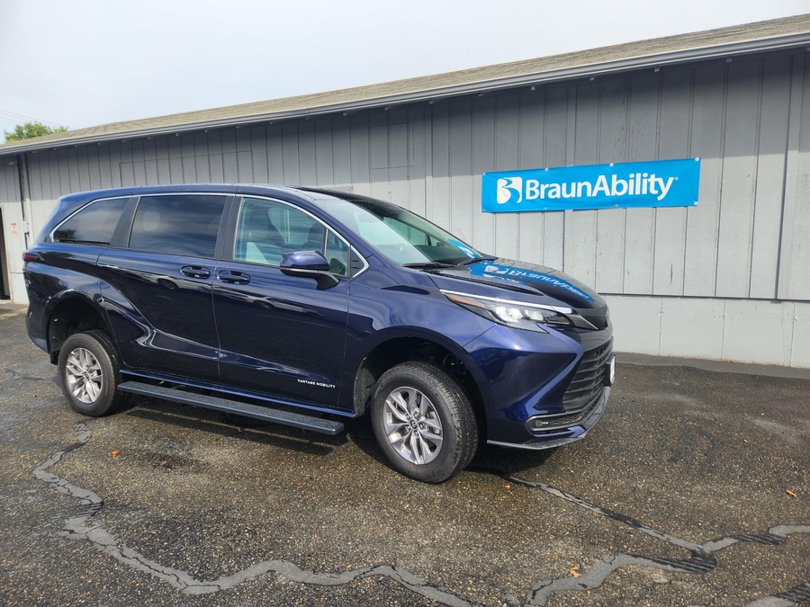 New 2026 Toyota Sienna Hybrid LE 8-Passenger - Vantage Mobility Rear Entry Fold Out Manual Ramp