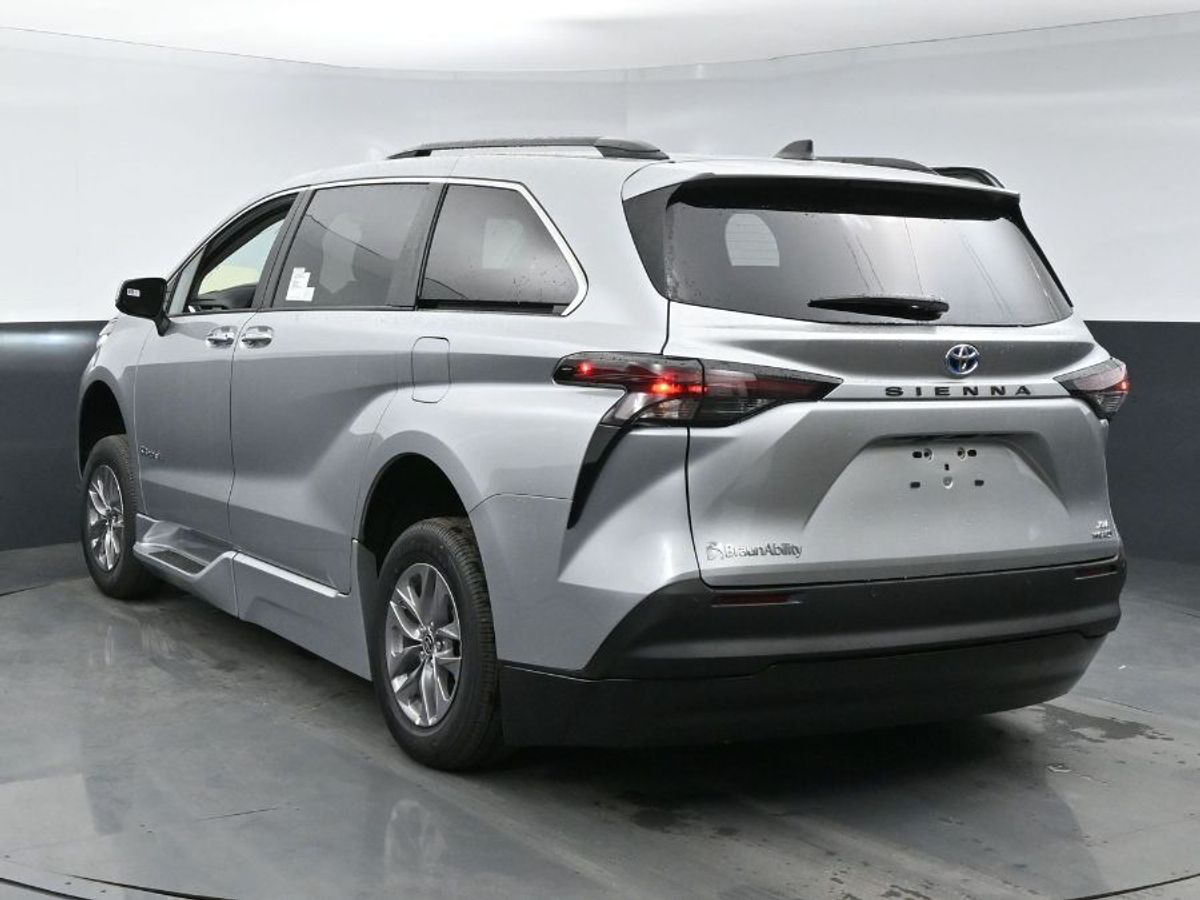 Silver Toyota Sienna image number 17
