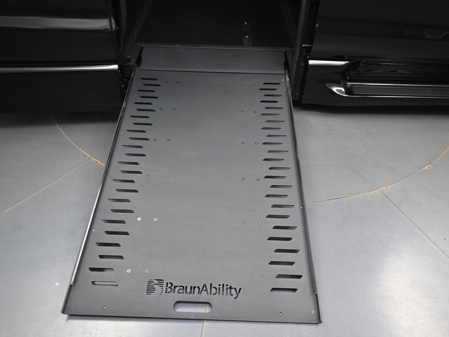 Black Chrysler Pacifica image number 9