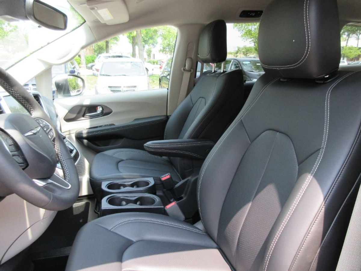 Silver Chrysler Pacifica image number 11