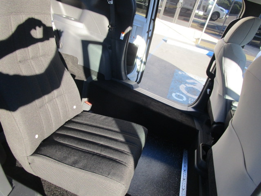 New 2026 Toyota Sienna Hybrid LE - Vantage Mobility Commercial Rear Entry Entry Fold Out Manual Ramp