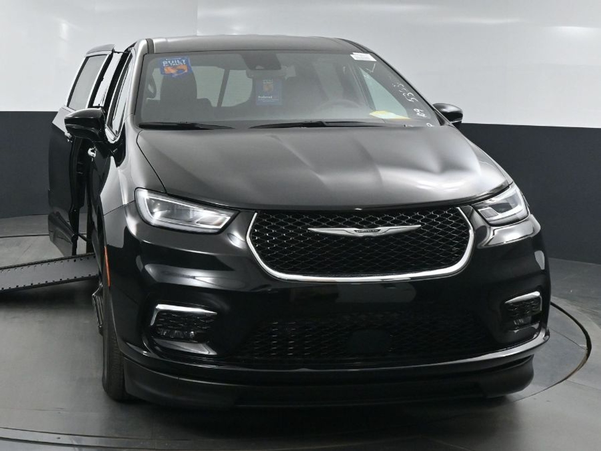 Black Chrysler Pacifica image number 1