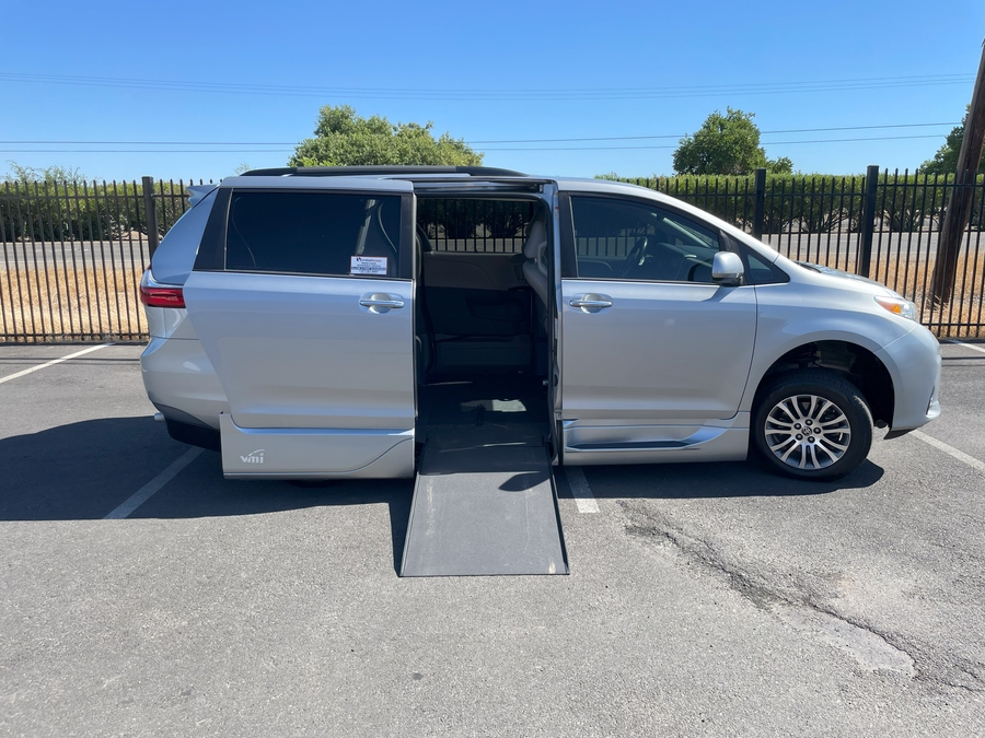 Used 2020 Toyota Sienna XLE Base - VMI Side Entry Entry In Floor Automatic Ramp
