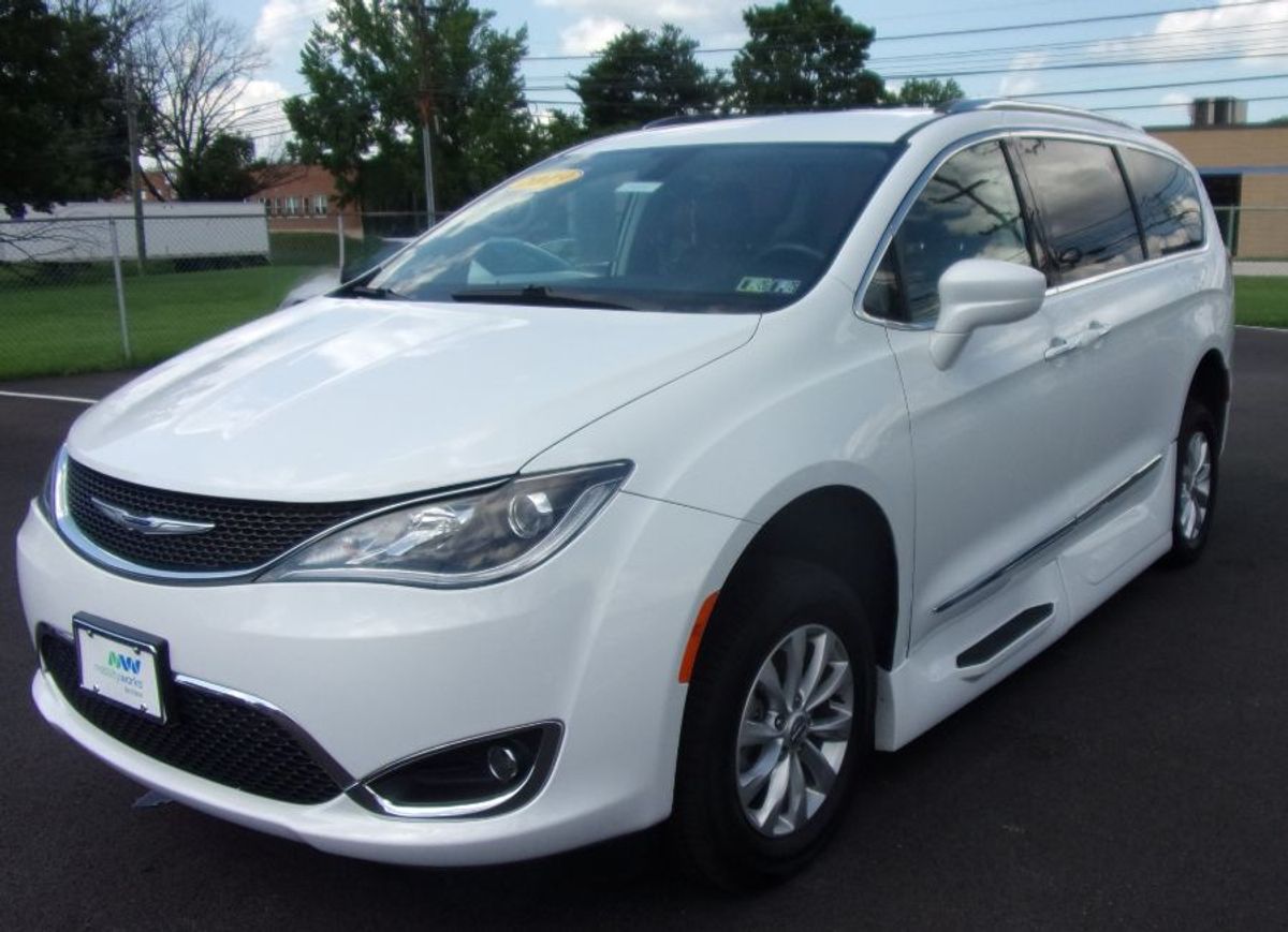 White Chrysler Pacifica image number 2
