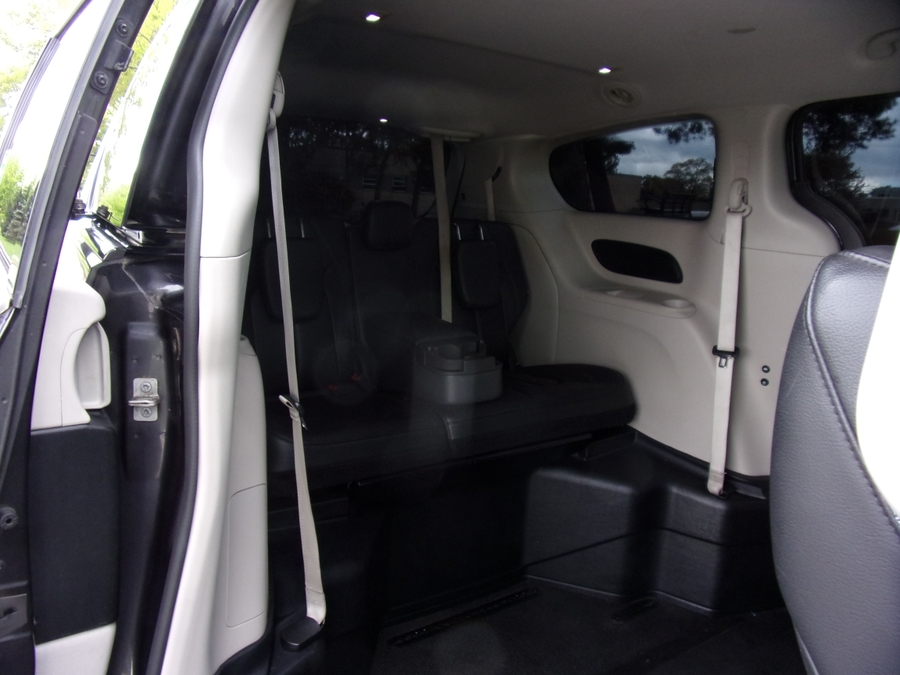 Grey Chrysler Pacifica image number 16