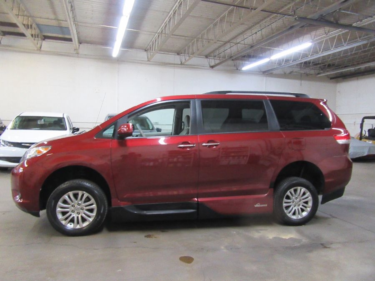 2014 TOYOTA SIENNA - Image 14