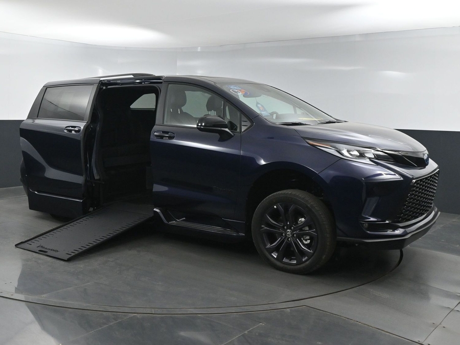 New 2025 Toyota Sienna Hybrid XSE Sport - BraunAbility Side Entry Entry In Floor Automatic Ramp