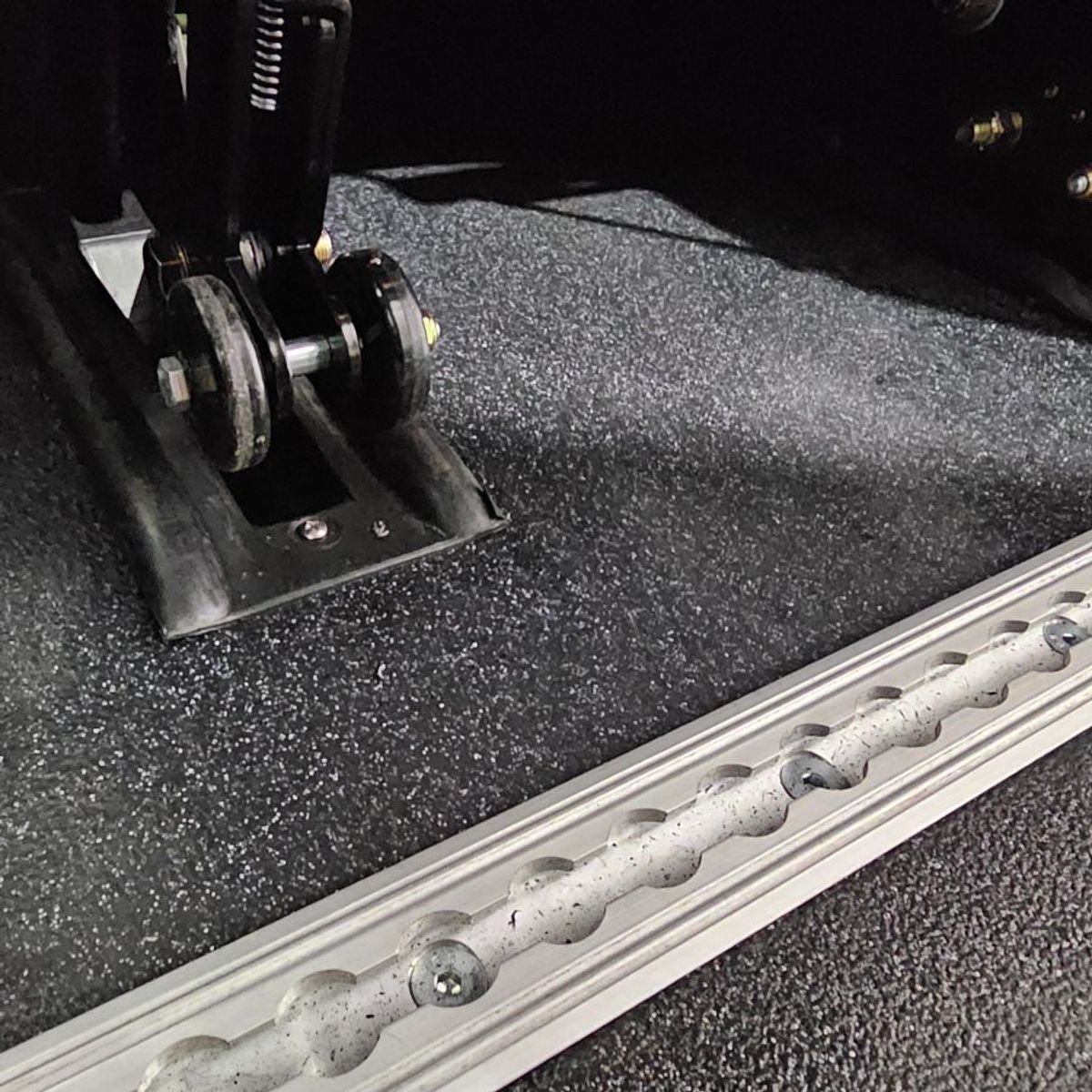 White Chrysler Voyager image number 15