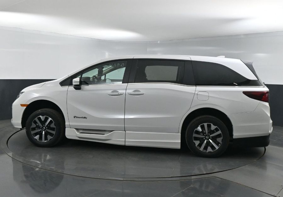 White Honda Odyssey image number 3