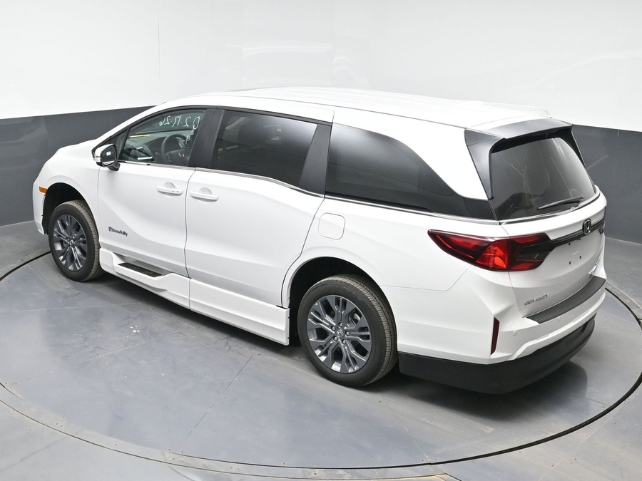 White Honda Odyssey image number 9
