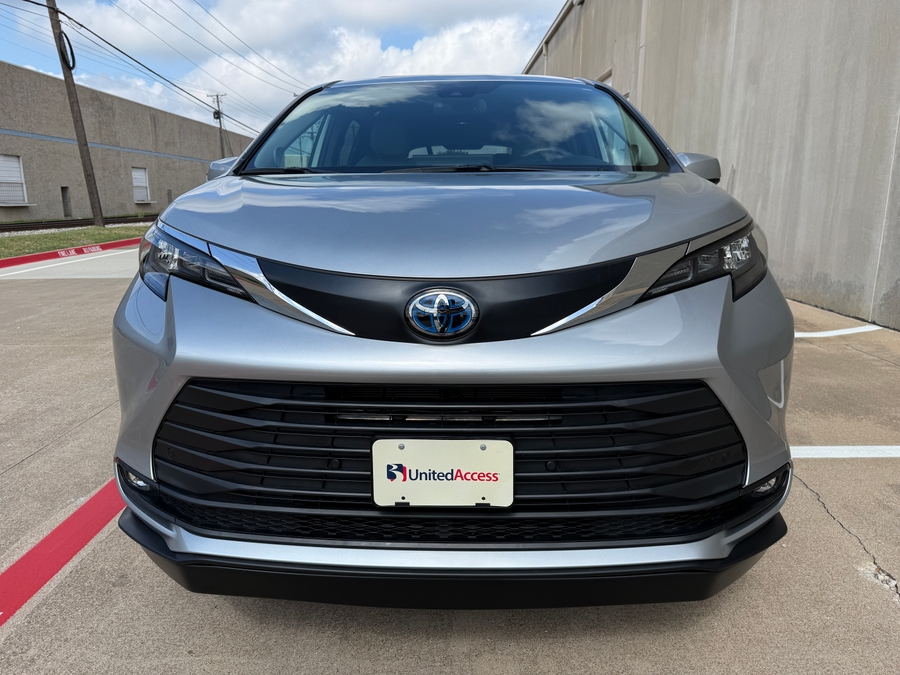 Used 2025 Toyota Sienna Hybrid XLE - BraunAbility Side Entry Entry Fold Out Automatic Ramp