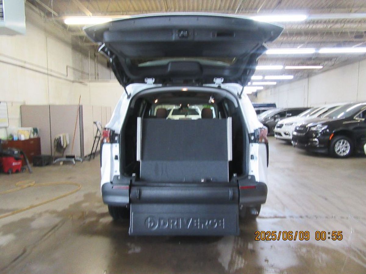 White Toyota Sienna image number 23
