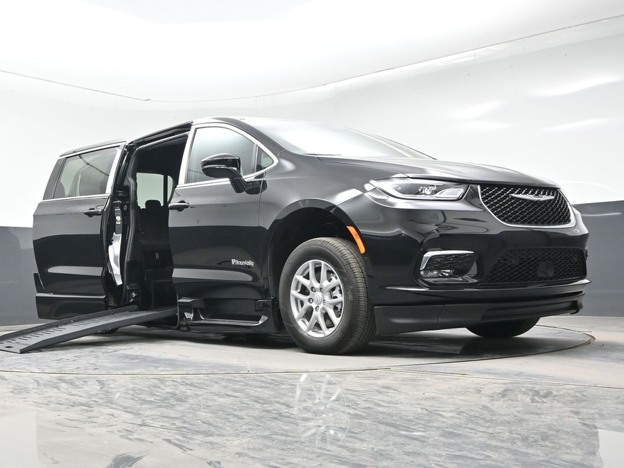 Black Chrysler Pacifica image number 17