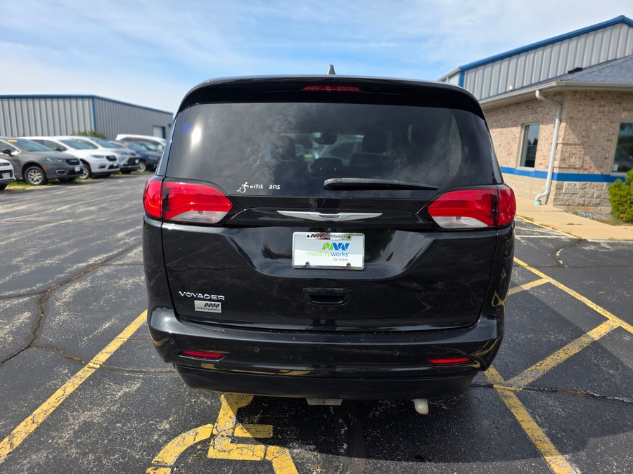 Black Chrysler Voyager image number 5