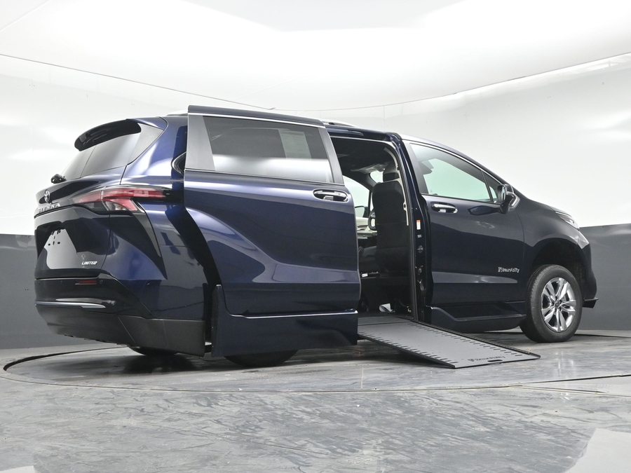 New 2026 Toyota Sienna Hybrid Limited - BraunAbility Side Entry In Floor Automatic Ramp