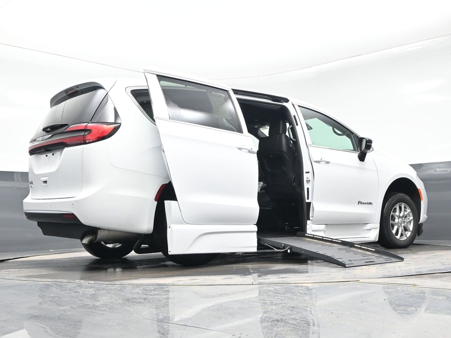 White Chrysler Pacifica image number 18