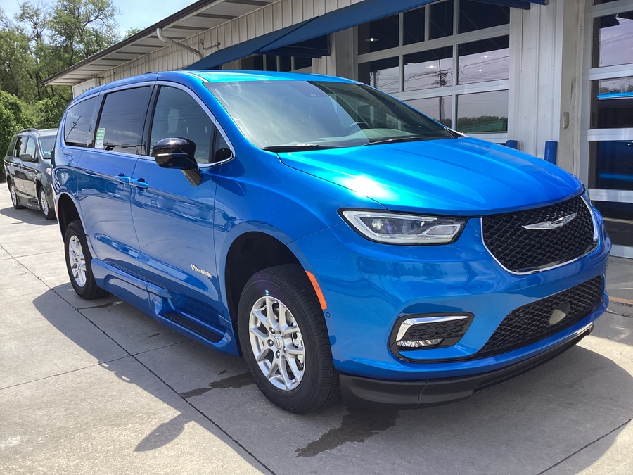Blue Chrysler Pacifica image number 3