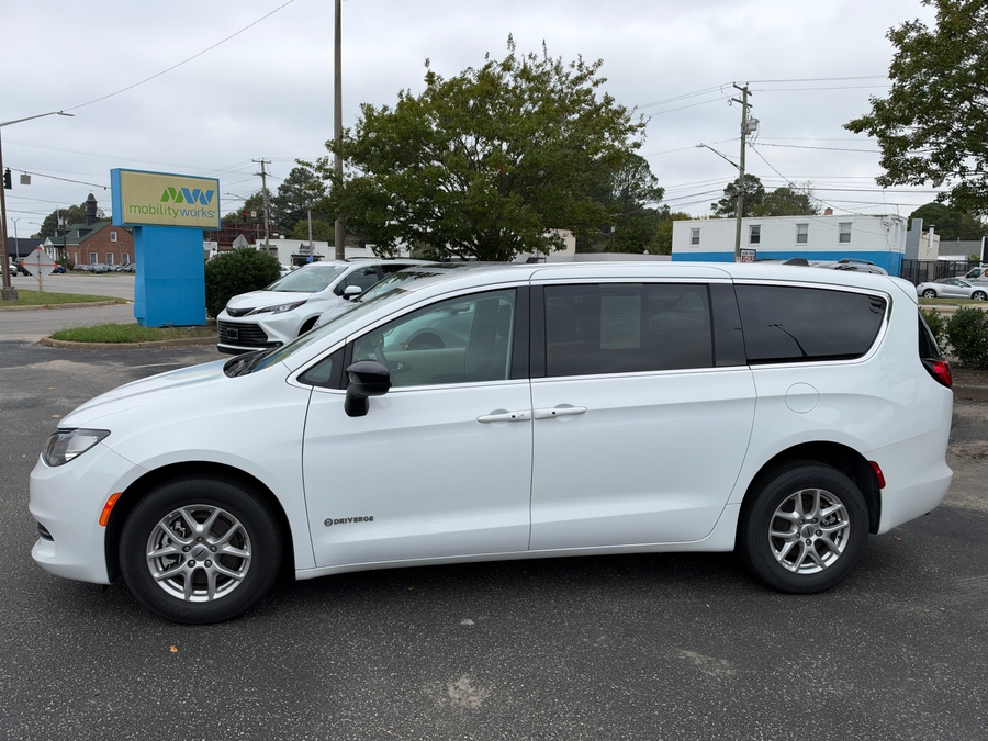 White Chrysler Voyager image number 3