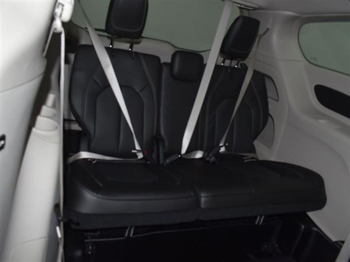 Silver Chrysler Pacifica image number 10