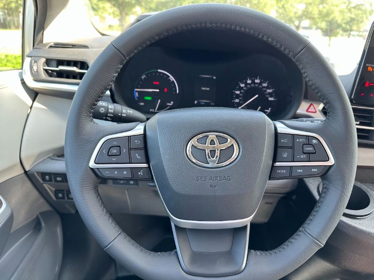 Silver Toyota Sienna image number 17