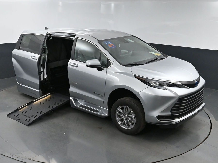 New 2025 Toyota Sienna Hybrid LE - BraunAbility Side Entry Entry Fold Out Automatic Ramp