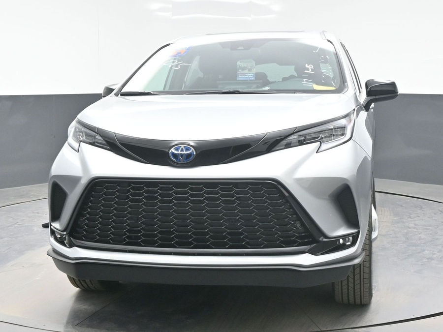 Silver Toyota Sienna image number 1