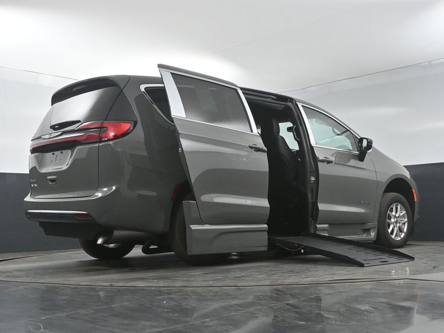 New 2025 Chrysler Pacifica Select Safety - BraunAbility Side Entry Entry Fold Out Automatic Ramp